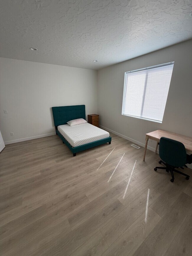 Building Photo - Cute Studio Apartment in Eagle Mountain!