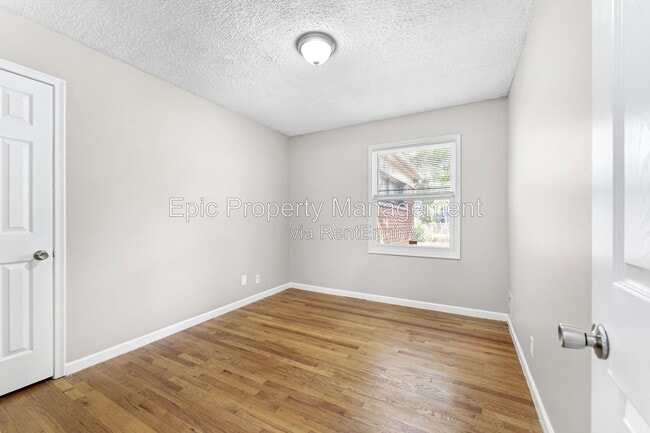 Building Photo - 812 Riverbank St