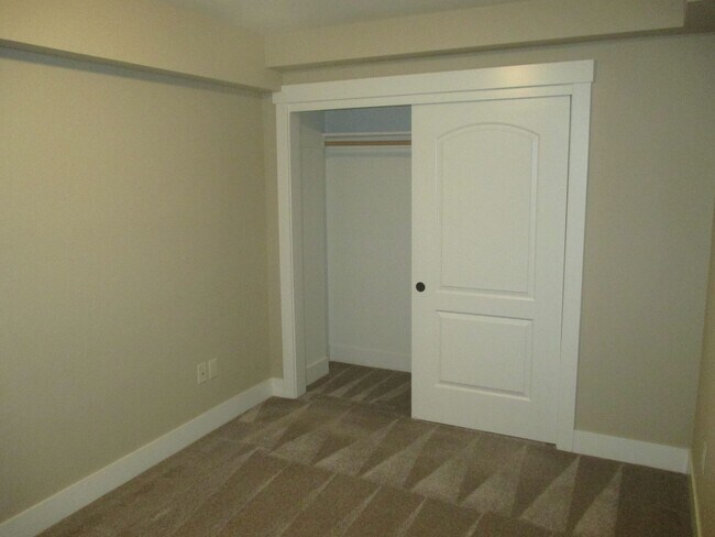 Building Photo - Beautiful Three Bedroom Duplex in South Salem