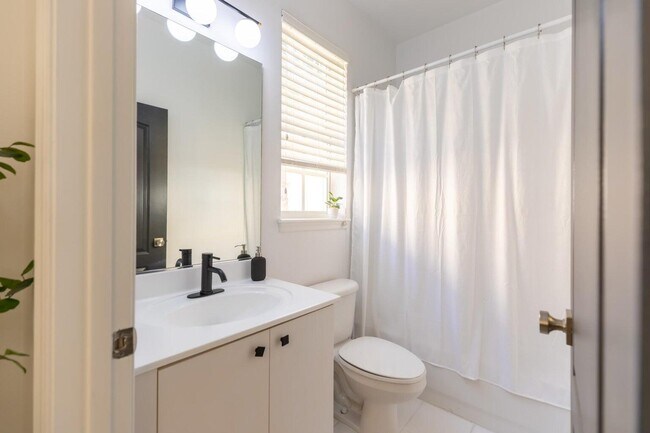 Building Photo - 72 SE 6th Ave