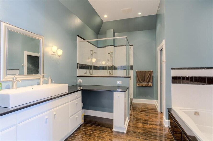 Primary Bathroom - 612 Hull St