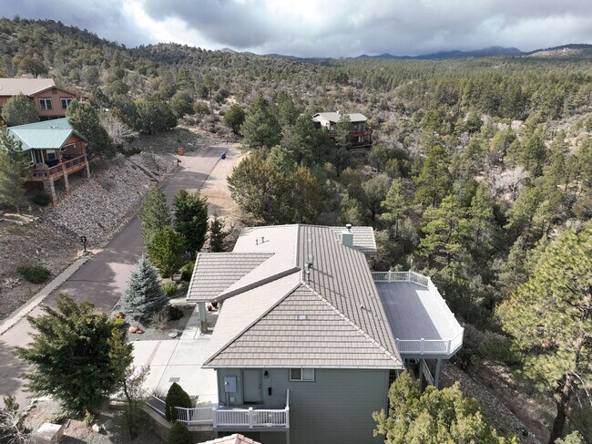 Building Photo - Incredible Home with Lake Views!