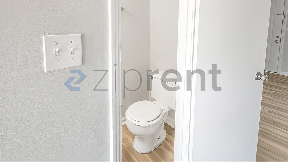 Building Photo - Unit APT E