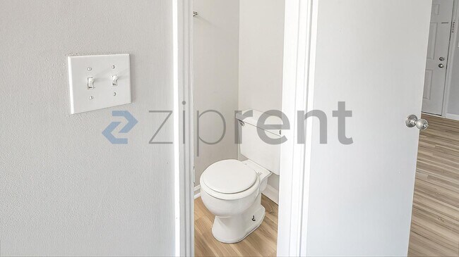 Building Photo - 815 Golf View Pl