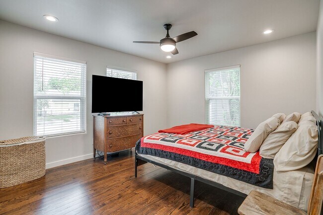 Building Photo - Pristine 2 Bed, 1 Bath Home for Rent in the Cultural District- 76107