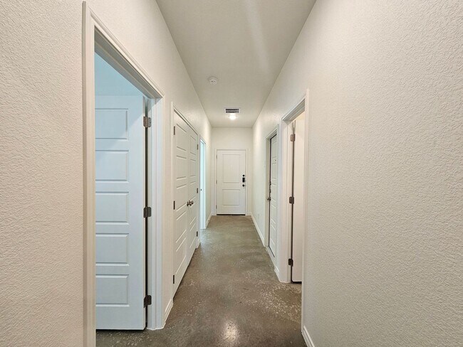 Building Photo - 644 Pacific Crest Trl