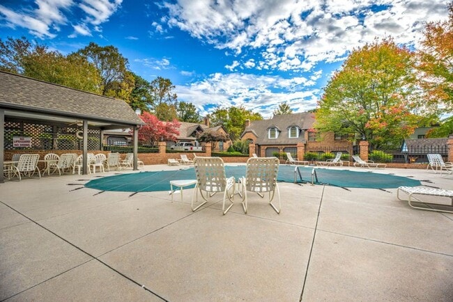 Building Photo - Gorgeous, multi-level condo!