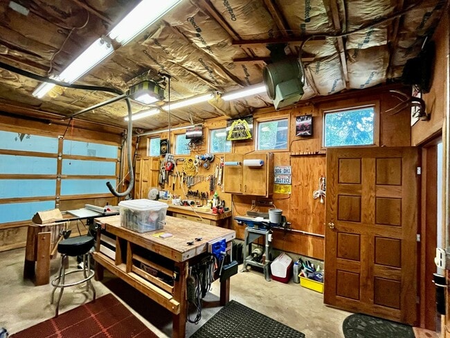 Building Photo - Well Maintained, Cozy, Furnished, Hansville Home on 3/4 Acre Lot!