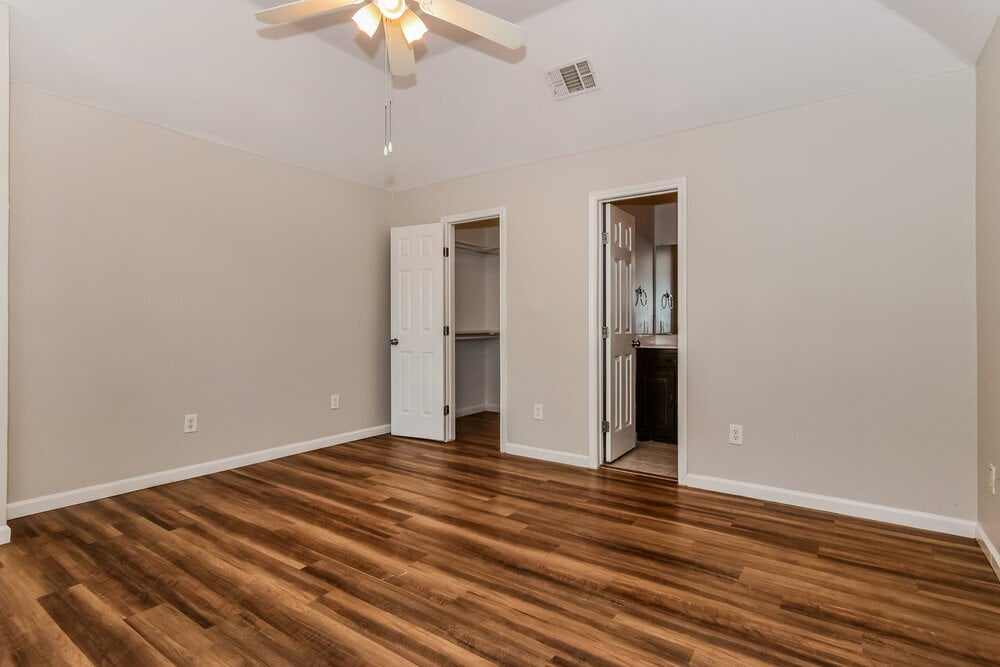 Building Photo - 543 Lakeside Dr