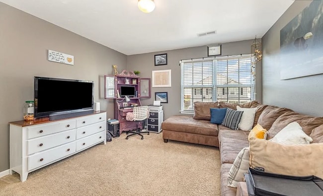 Building Photo - Beautifully 4-bedroom, 2.5-bathroom spacio...