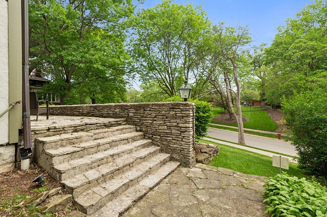 Building Photo - 2023-2027 W 108th Pl