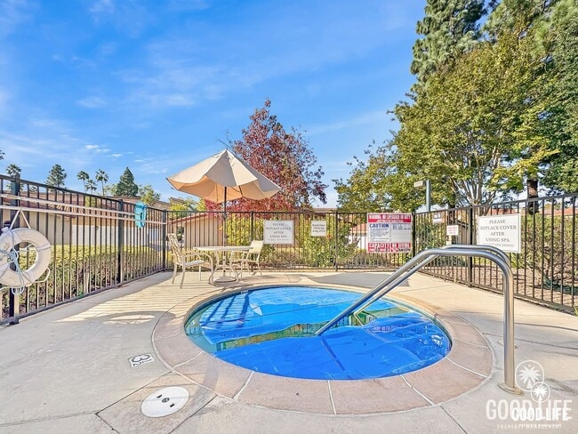 Building Photo - Move-In Ready Condo Overlooking The Height...