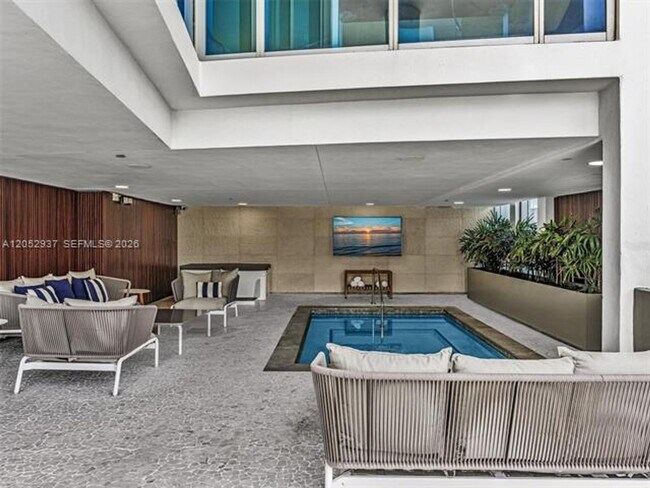 Building Photo - 17001 Collins Ave