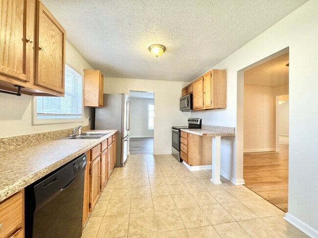 Building Photo - Spacious 4 Bedroom Located in Garden Homes