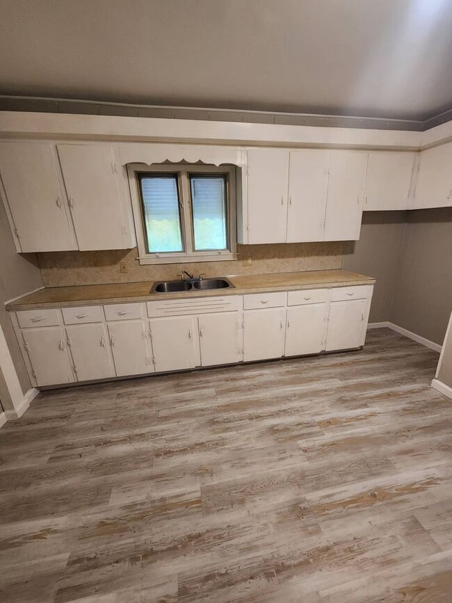 Building Photo - Charming 2-Bedroom Property in Prime Location