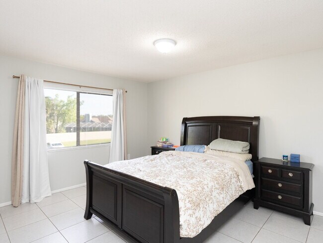 Building Photo - "Discover Serenity: Spacious 2-Bed, 2-Bath Condo in Vibrant Sarasota!"