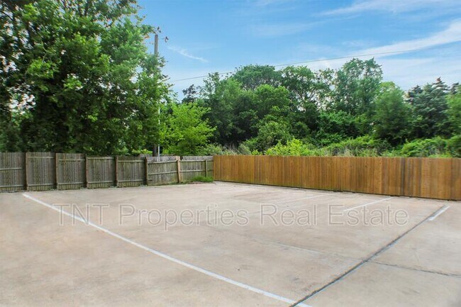 Building Photo - 1200 Oney Hervey Dr