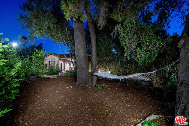 Building Photo - 3475 N Knoll Dr