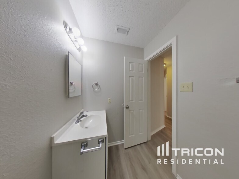 Building Photo - 8230 Longhorn Ridge Dr