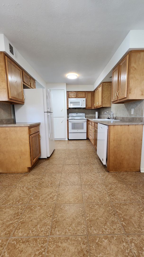 Building Photo - Amazing 3 bedroom Duplex - Super clean and ready to move in!