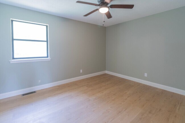 Building Photo - Beautifully Updated 3BR Home w/ Bonus Room, Fenced Yard & Garage