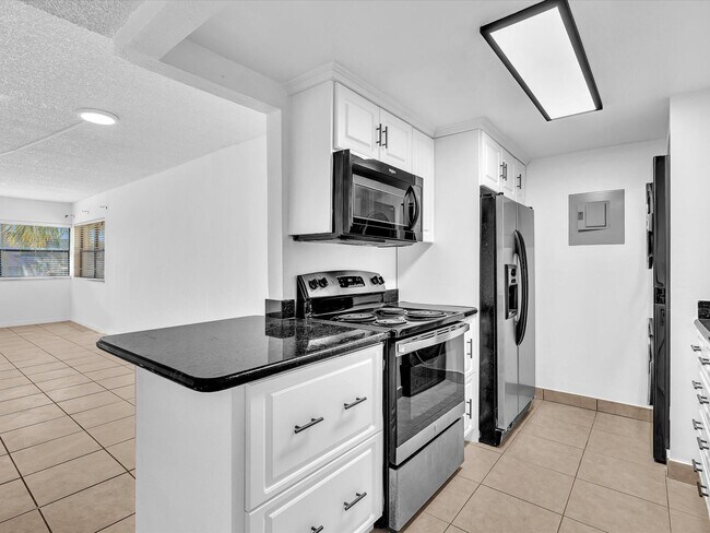 Building Photo - 220 Lakeview Dr