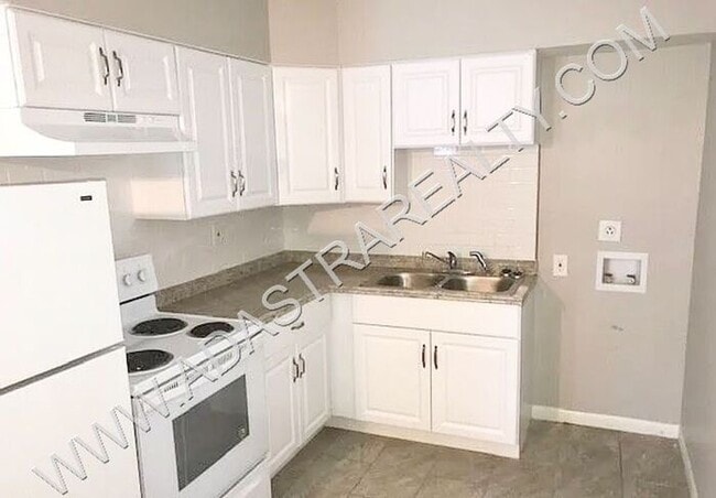 Building Photo - Affordable Lees Summit Duplex-Available in...