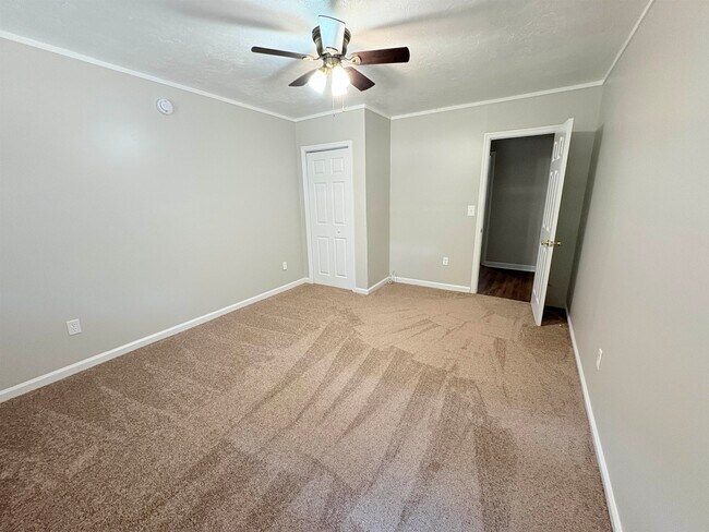 Building Photo - 2922 Oakwood Dr