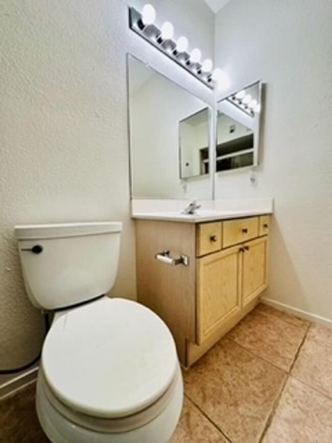 Building Photo - Cozy 1st-floor condo unit with 2 bedrooms and 2 bathrooms. Located in a guard-gated community in ...