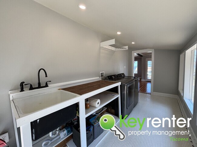 Building Photo - Stunning 2-Bedroom Tacoma Home with Dash P...