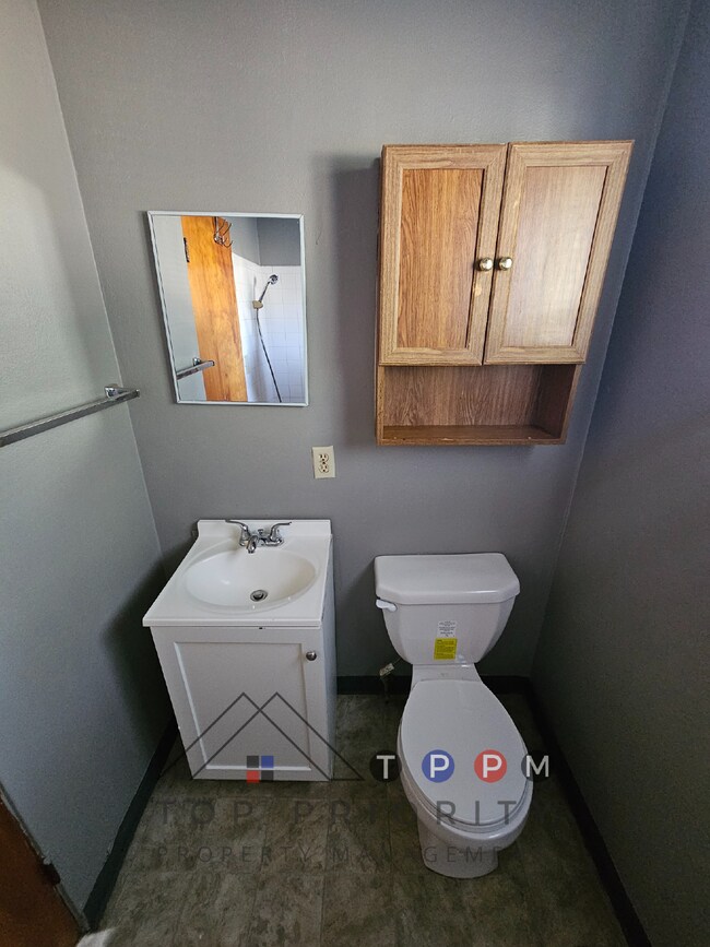 Building Photo - 1 Bedroom | 1 Bathroom Unit in Waterloo Av...