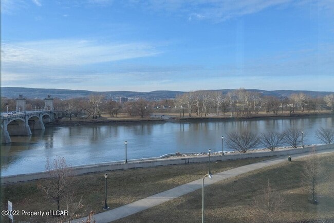 Building Photo - 19 N River St