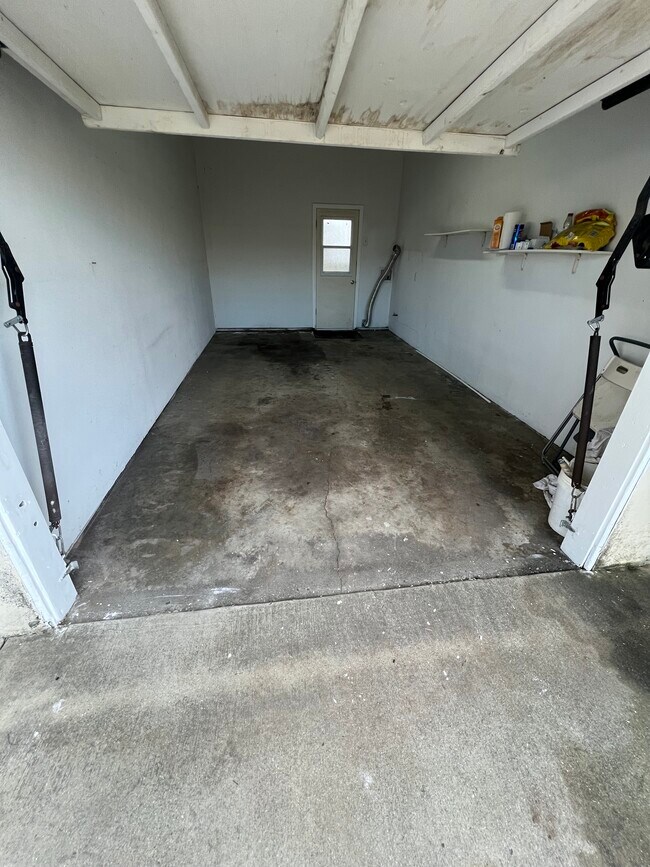 Garge/Laundry hookups - 940 N Cedar St