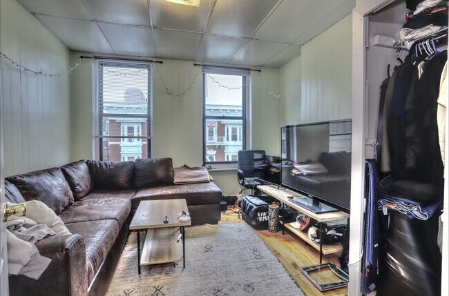 Building Photo - 205 3rd St