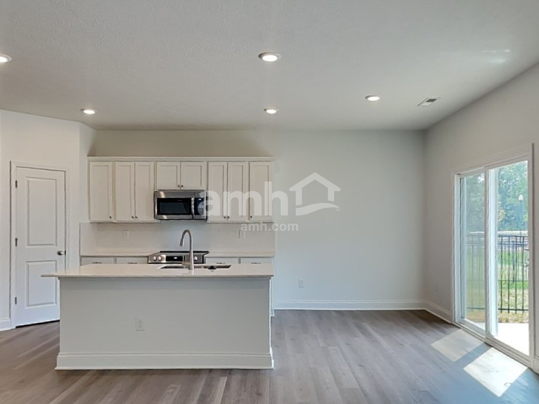 Building Photo - 305 Pne Hl Ct