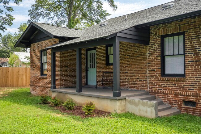 Building Photo - 227 Kershaw St NE