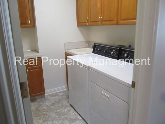 Building Photo - A beautiful 4 bed, 3 bath Home in River Heights! Half Off Pro Rated Rent for August!