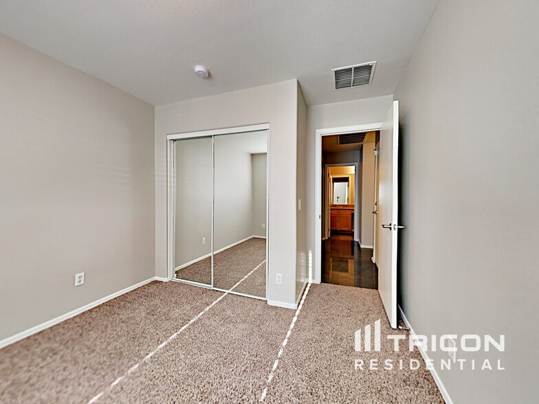 Building Photo - 6914 S 38th Ln