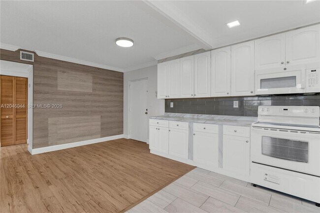Building Photo - 1121 SW 122nd Ave