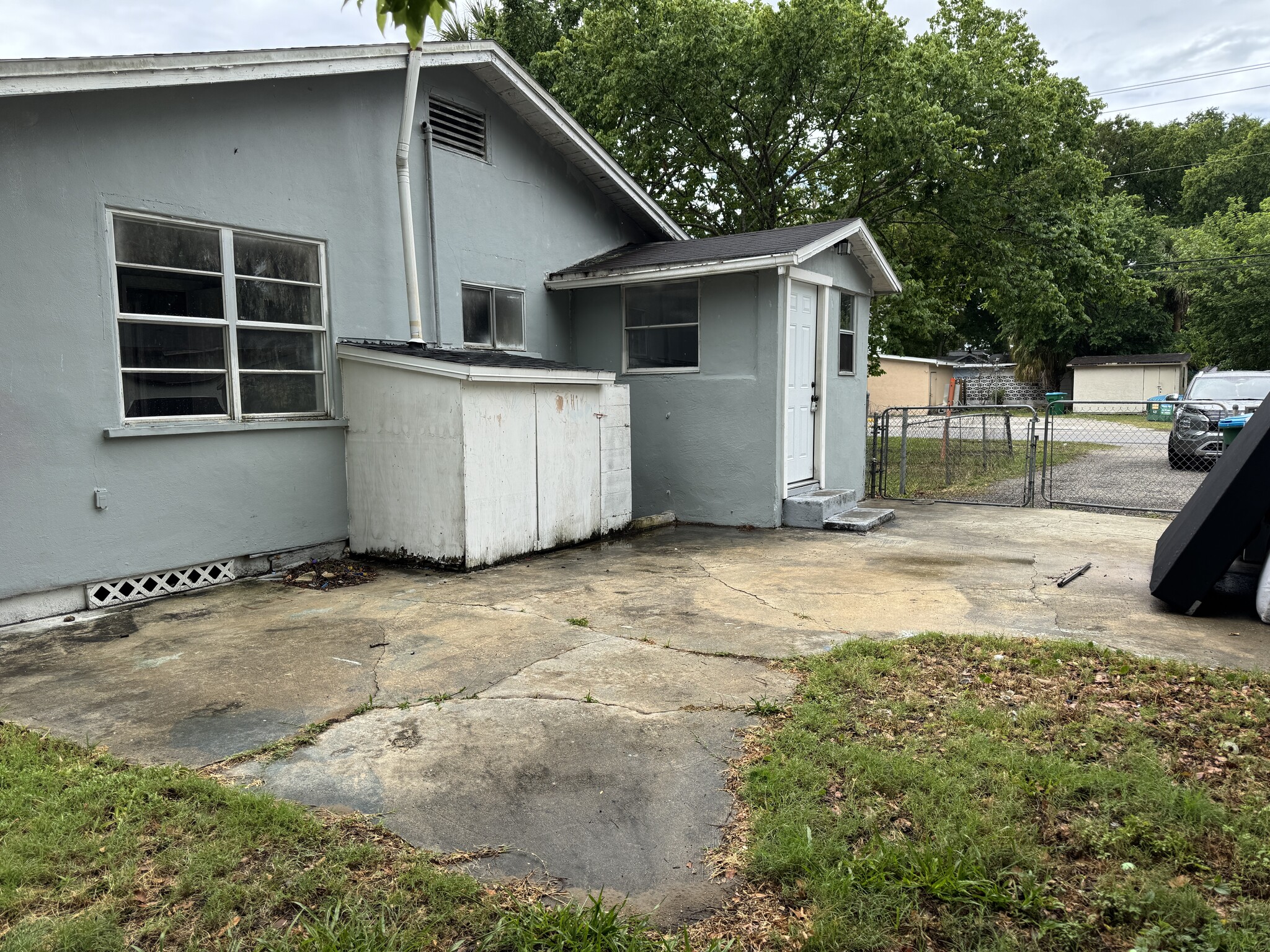 Building Photo - 605 Center Ave