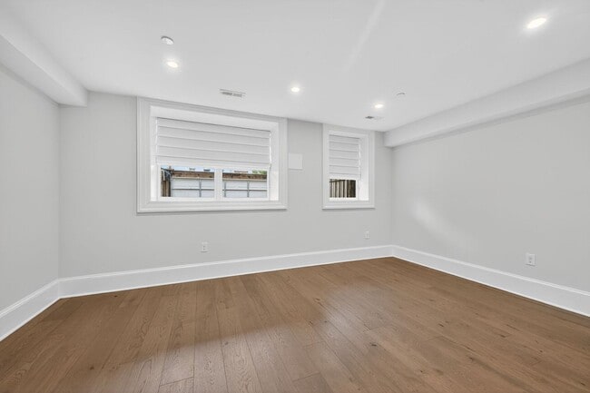 Building Photo - Available Now! 2 Bed // 2.5 Bath Between U...