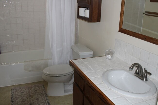 Building Photo - Riverfront 4 Bedroom Vacation Home Includes utiliities