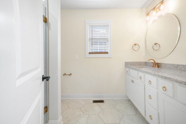 Building Photo - 5013 Bentwood Ct