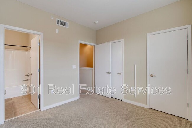 Building Photo - 380 Island Dr