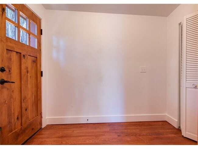 Building Photo - Incredible 3 Bed 2 Bath Madrona Home for L...