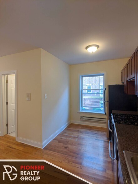 Building Photo - 949 W Cornelia Ave