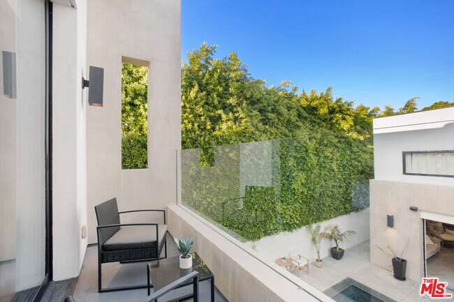 Building Photo - 454 N Sweetzer Ave