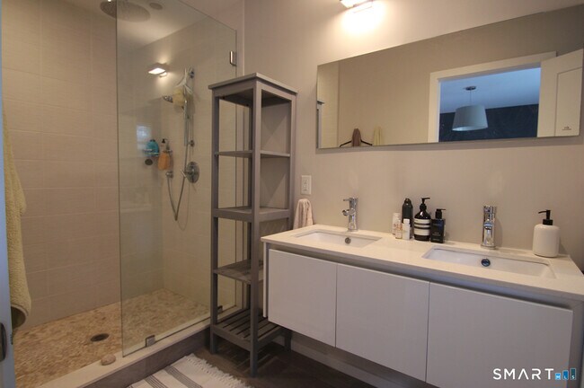 Building Photo - 83 Quinlan Ave