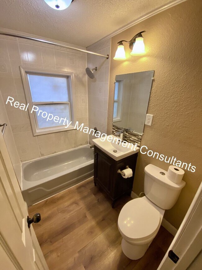 Building Photo - Charming 2-Bedroom Bungalow with Inviting ...