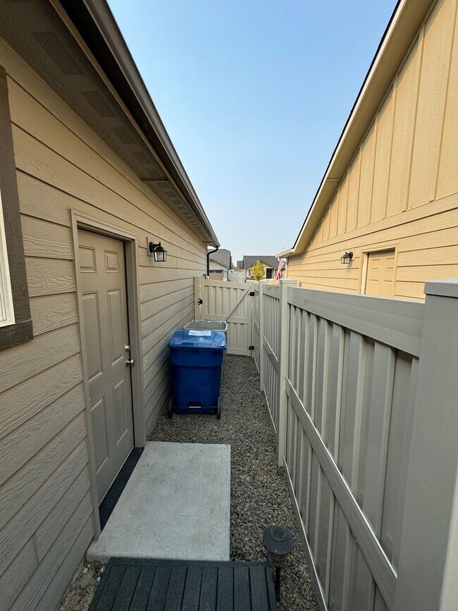 Building Photo - Charming 3-bedroom, 2-bathroom home locate...